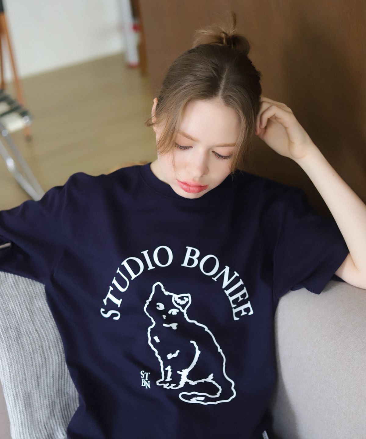 보늬(BONIEE) 캣 심볼(Cat Symbol) 그래픽 루즈 티셔츠 네이비