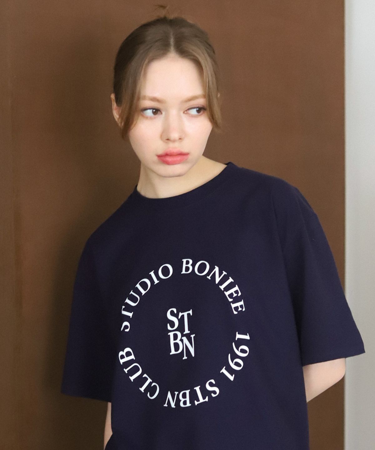 보늬(BONIEE) 써클 라운드(Circle Round) 그래픽 루즈 티셔츠 네이비