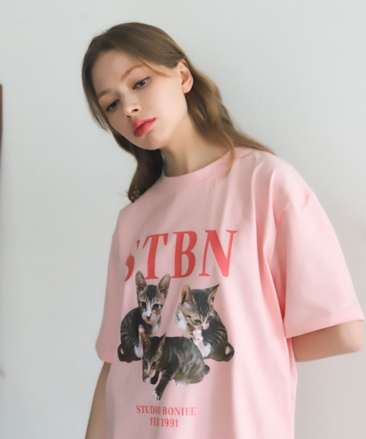 보늬(BONIEE) 나무 키튼 콜라주(Kitten Collage) 고양이 그래픽 루즈 티셔츠 핑크