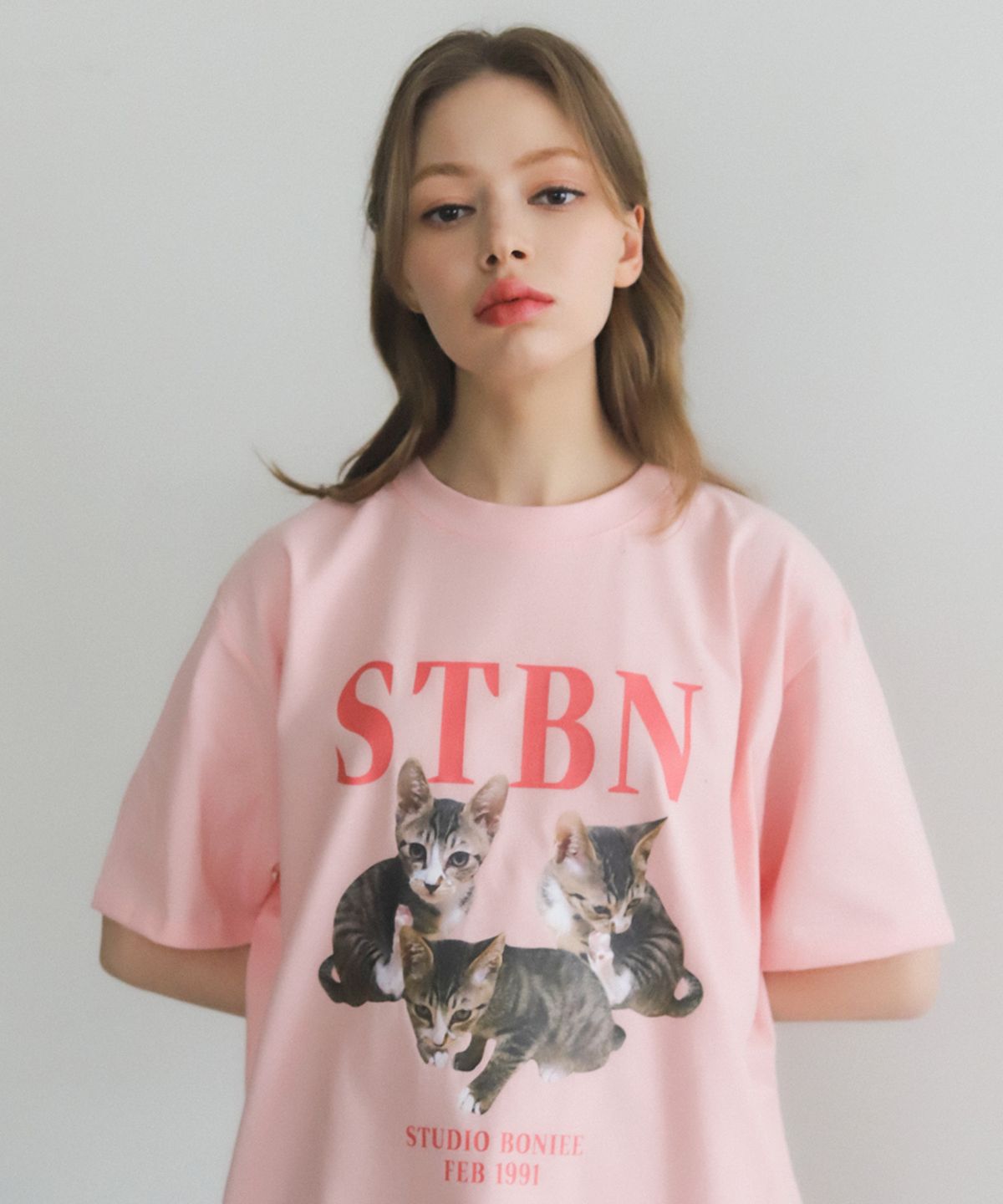 보늬(BONIEE) 나무 키튼 콜라주(Kitten Collage) 고양이 그래픽 루즈 티셔츠 핑크