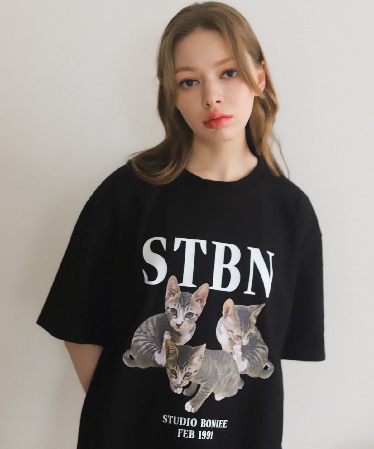 보늬(BONIEE) 나무 키튼 콜라주(Kitten Collage) 고양이 그래픽 루즈 티셔츠 블랙