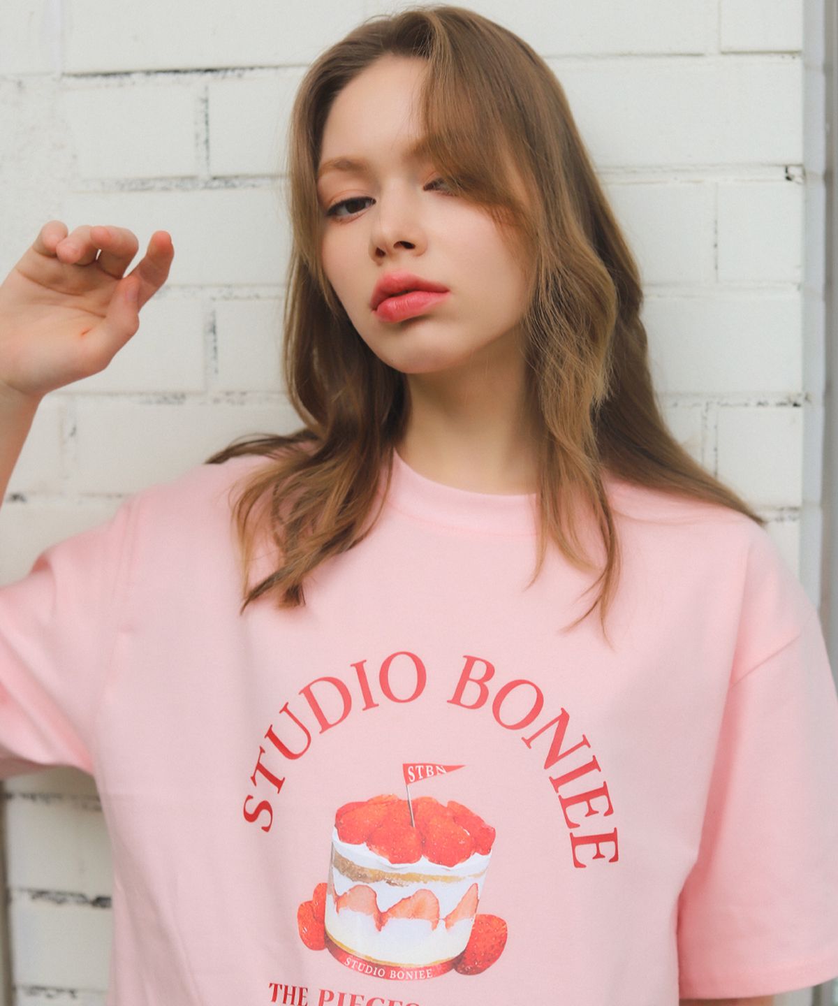 보늬(BONIEE) 스트로베리 케이크(Strawberry cake) 그래픽 루즈 티셔츠 핑크
