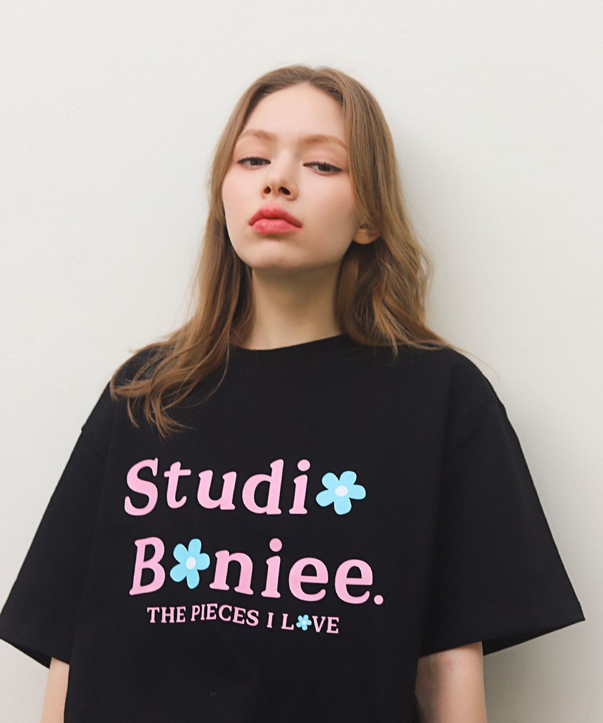 보늬(BONIEE) 플라워 타이포 로고(Flower Typo Logo) 그래픽 루즈 티셔츠 블랙