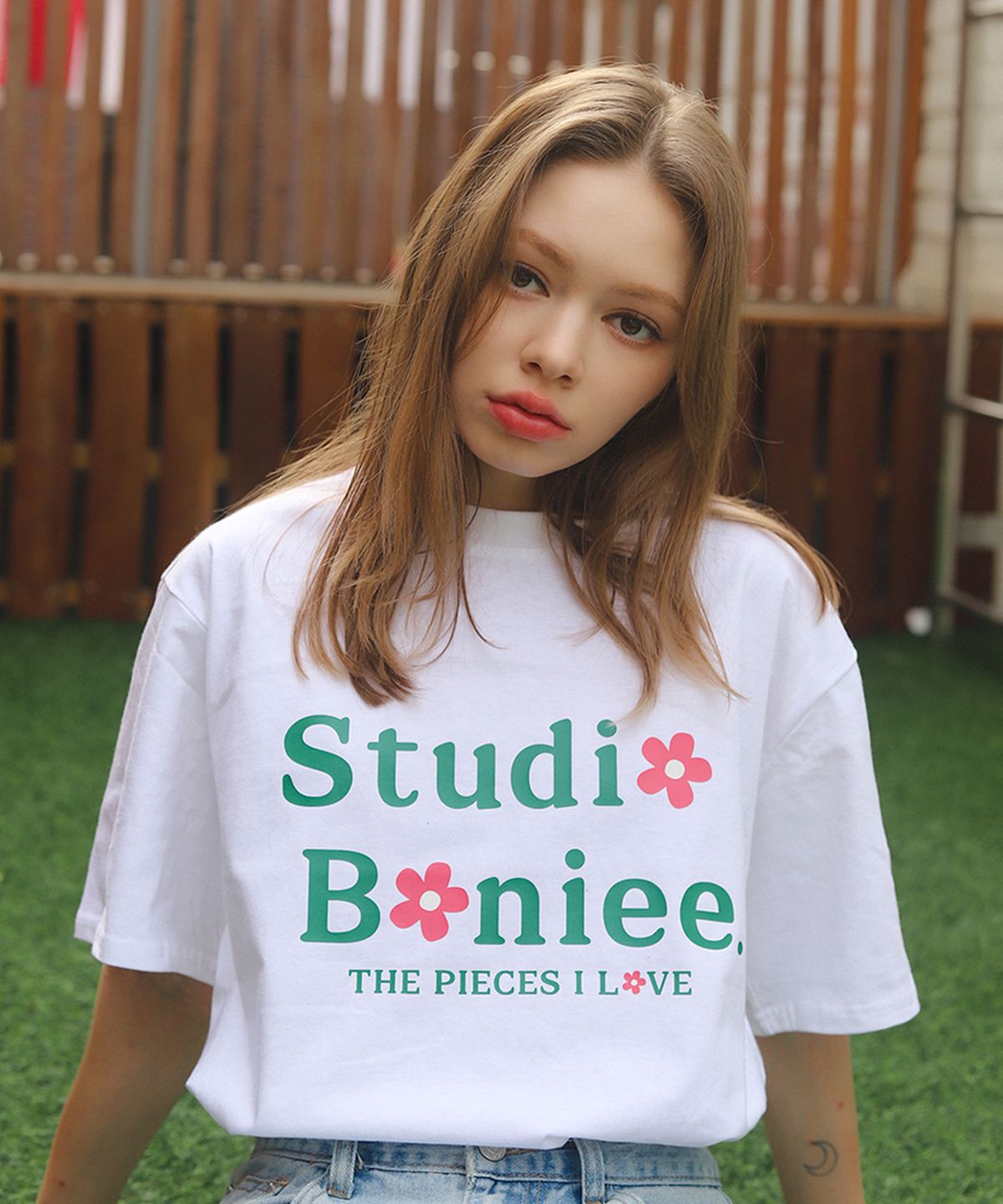 보늬(BONIEE) 플라워 타이포 로고(Flower Typo Logo) 그래픽 루즈 티셔츠 화이트