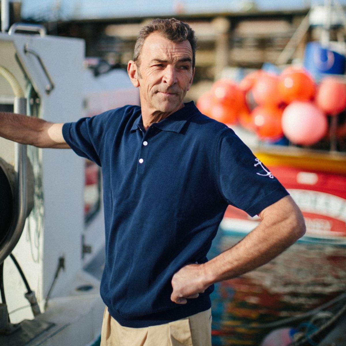 건지 울른스(Guernsey Woollens) 코튼 반팔 카라 니트 - 네이비