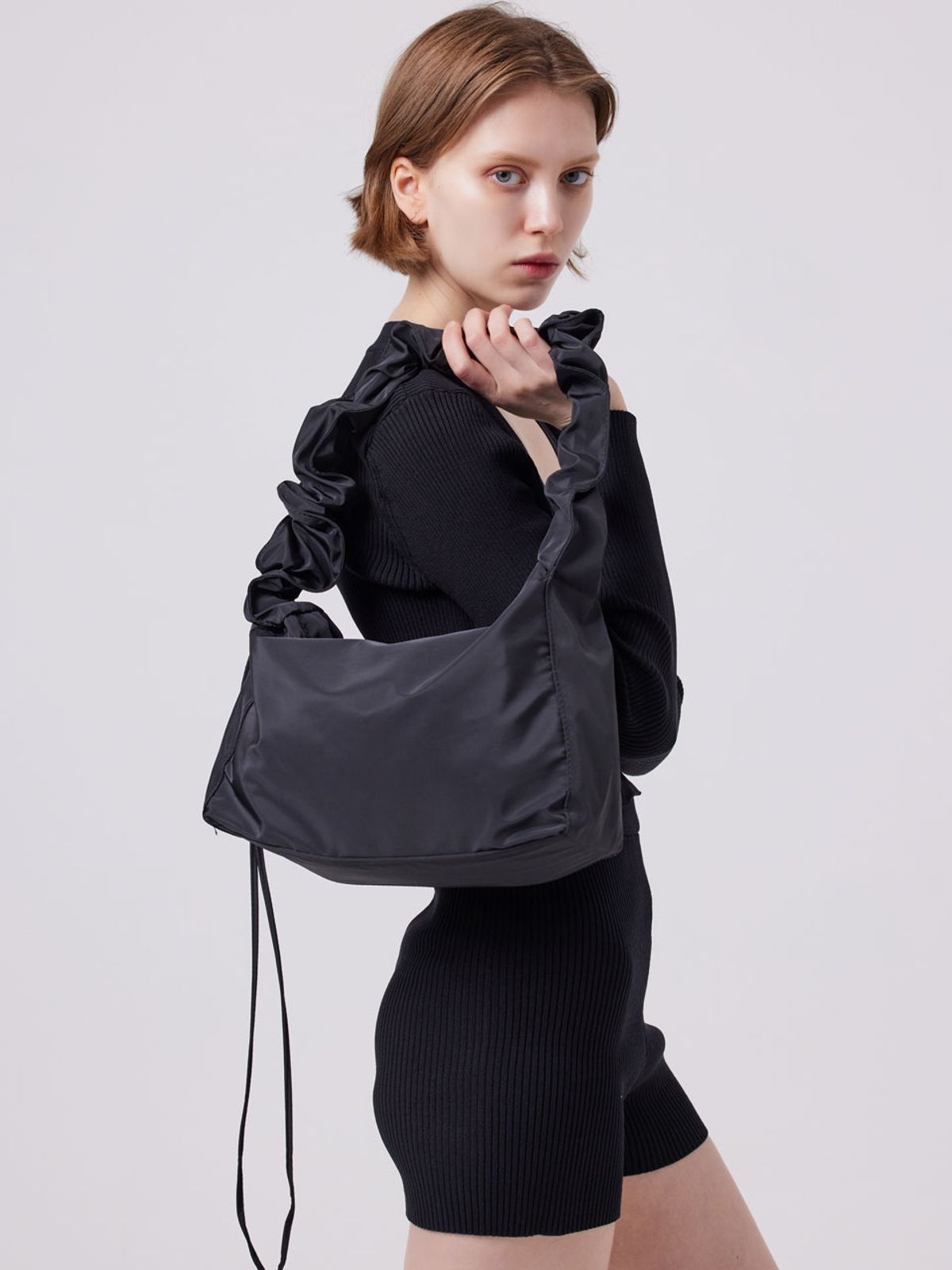 아이홀릭 캐시미어(AYIHOLIC CASHMERE) Frill strap shine bag