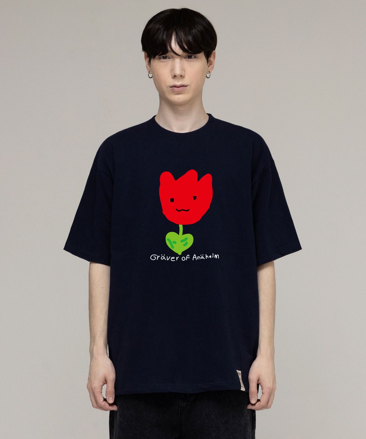 그레이버(GRAVER) [UNISEX]드로잉 레드플라워 스마일 반팔티_네이비