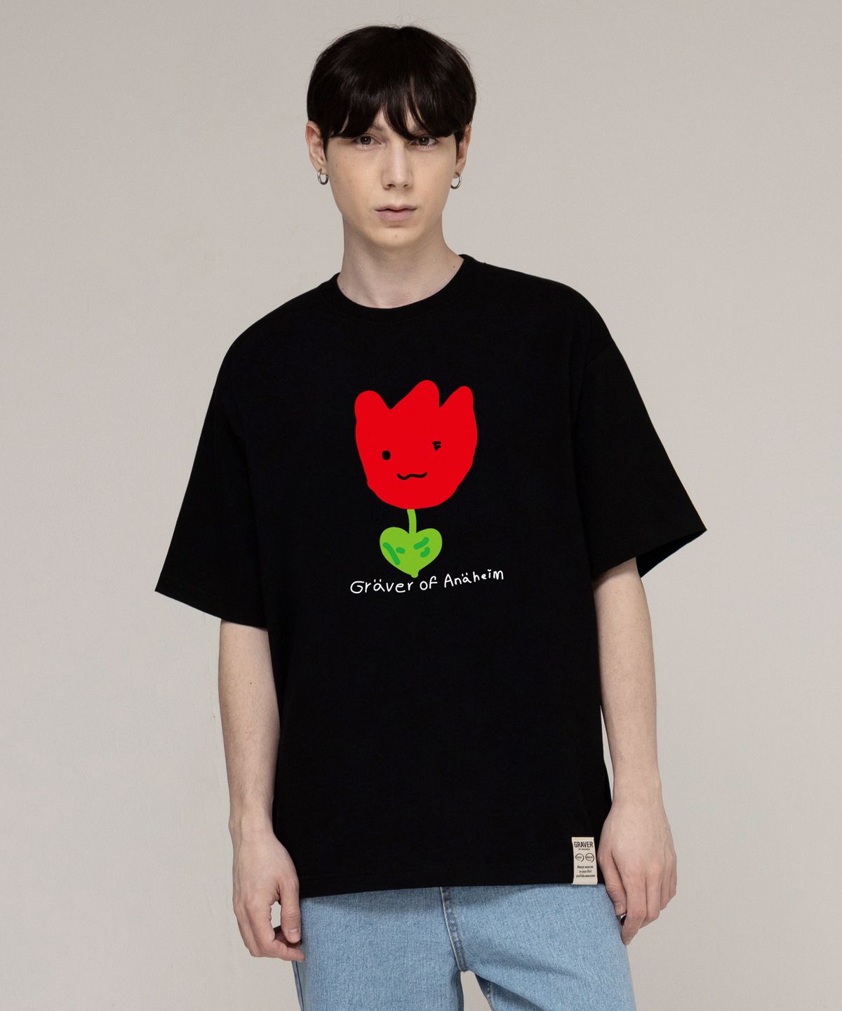 그레이버(GRAVER) [UNISEX]드로잉 레드플라워 스마일 반팔티_블랙