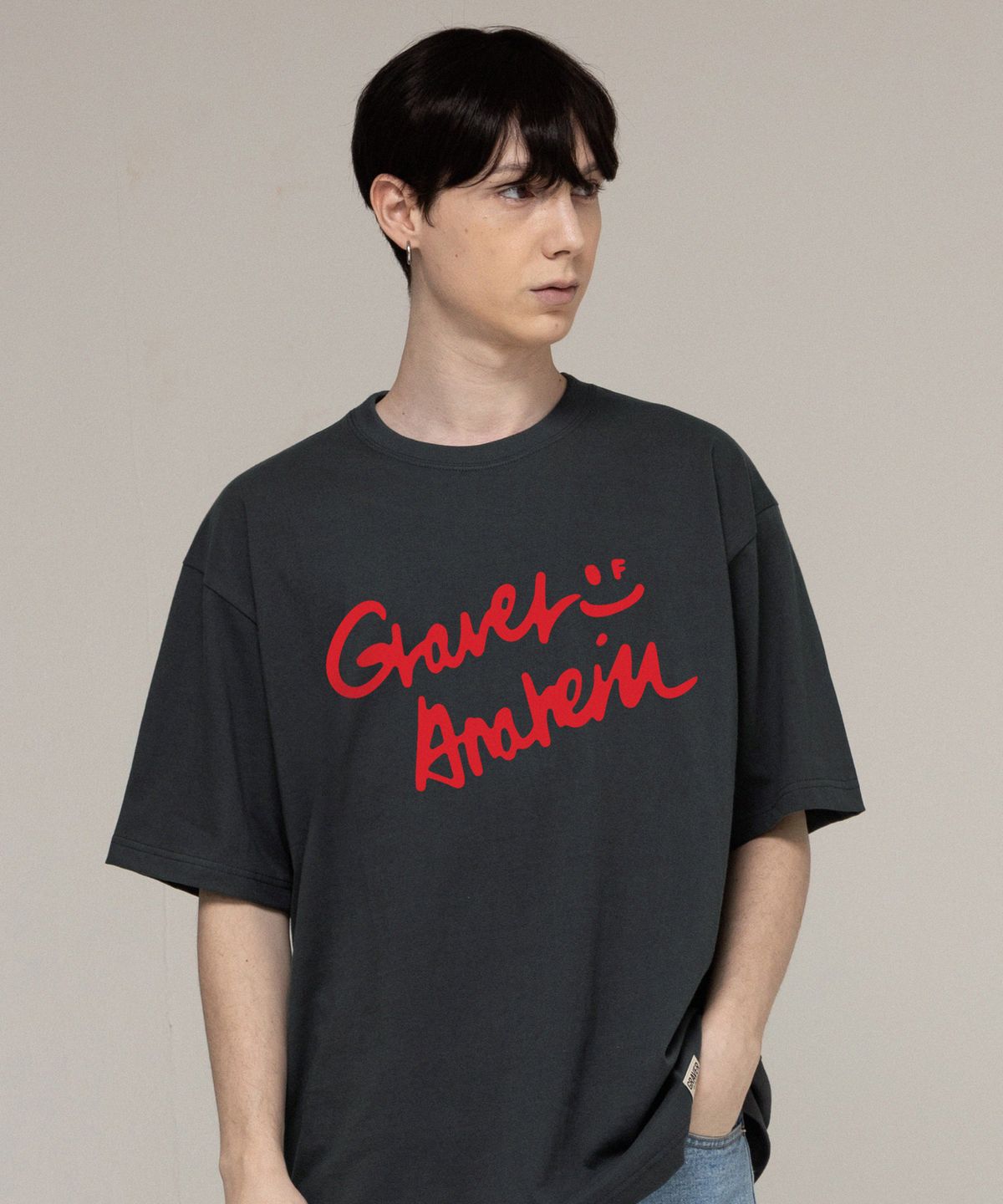 그레이버(GRAVER) [UNISEX]드로잉 로고 스마일 반팔티_차콜