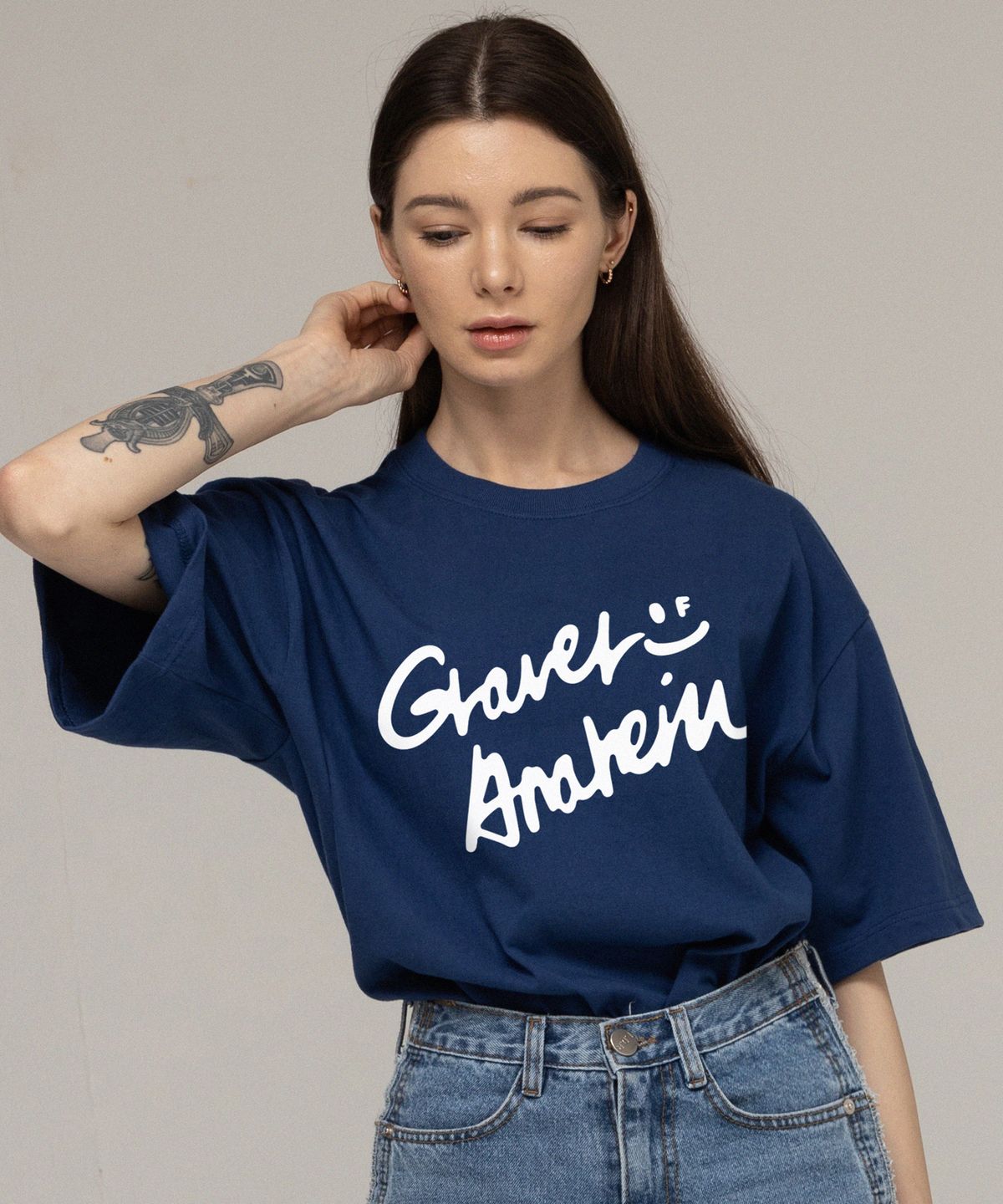 그레이버(GRAVER) [UNISEX]드로잉 로고 스마일 반팔티_네이비
