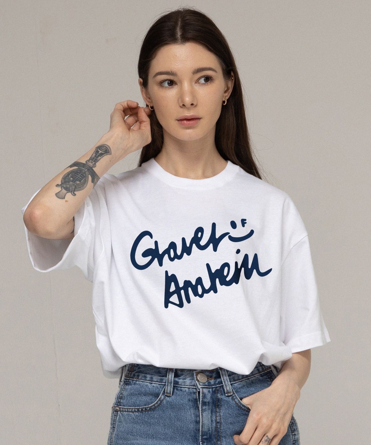 그레이버(GRAVER) [UNISEX]드로잉 로고 스마일 반팔티_화이트