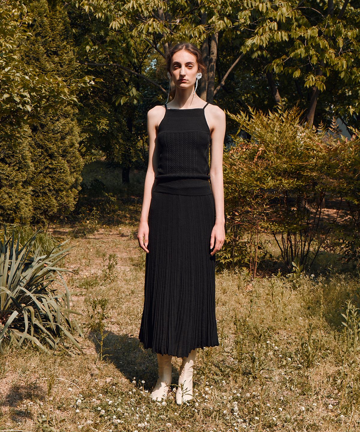 리이(RE RHEE) KNITTED PLEATS MIDI SKIRT BLACK