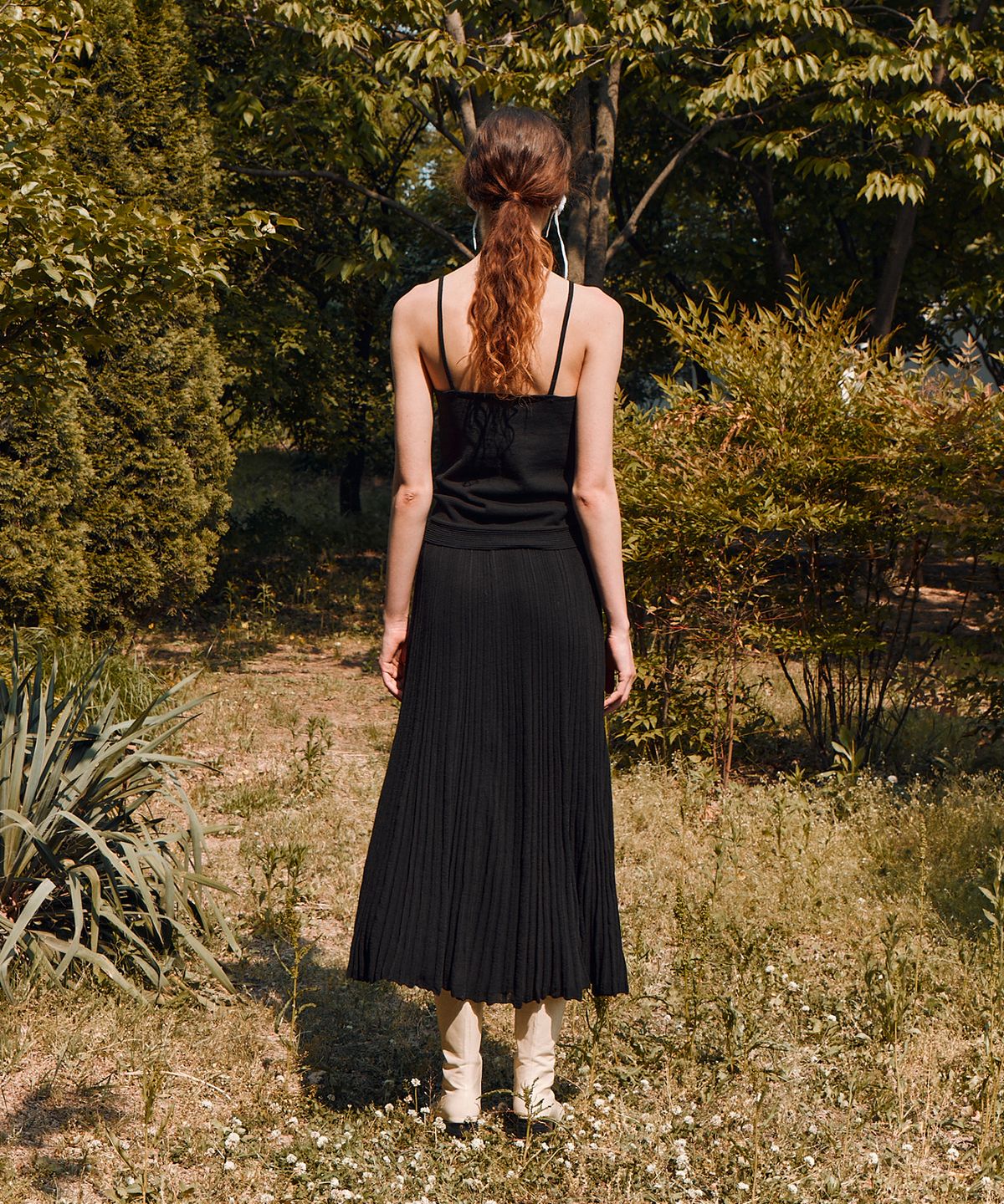 리이(RE RHEE) KNITTED PLEATS MIDI SKIRT BLACK
