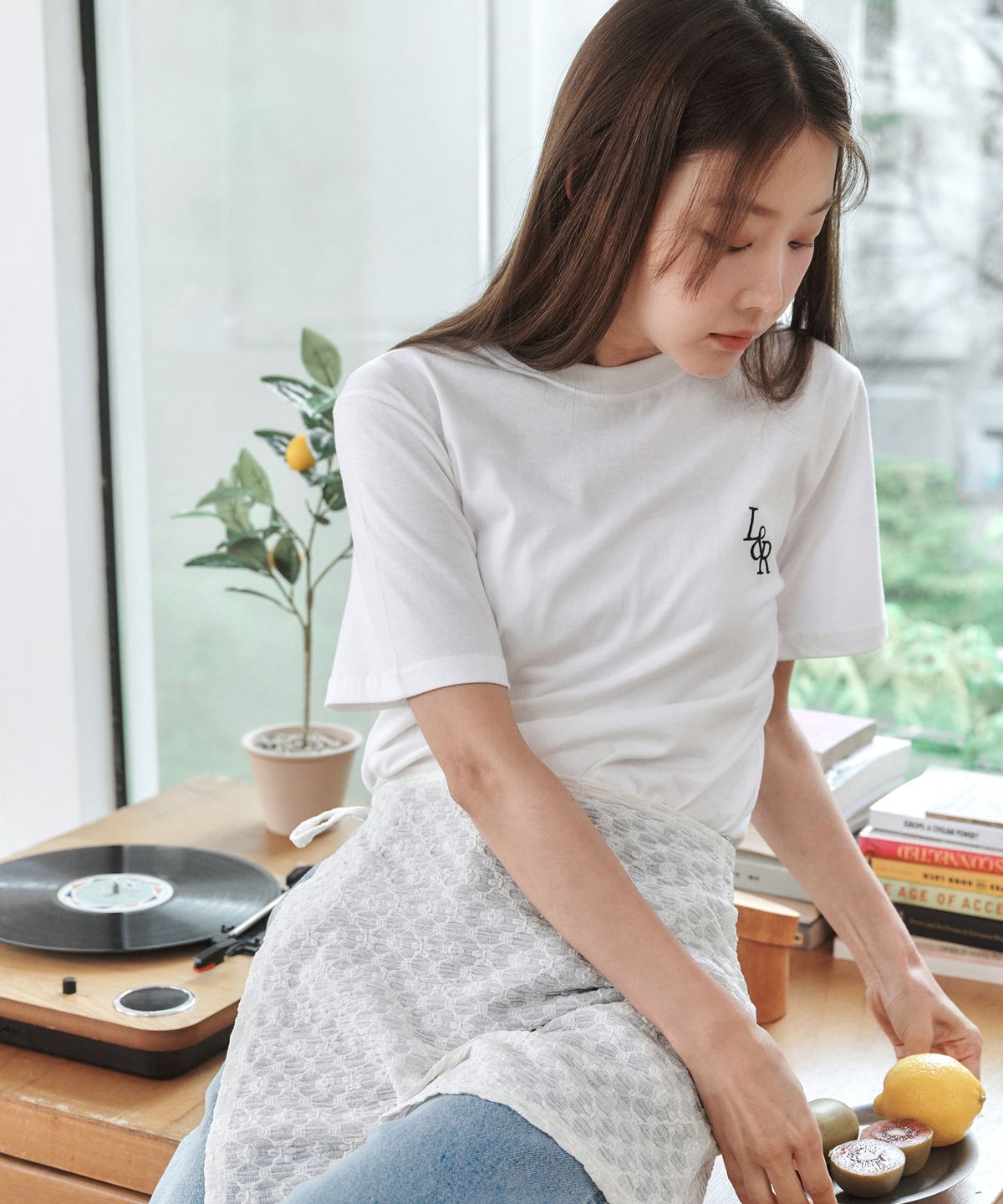 로시로우(LOSSYROW) Signature Logo Half-Sleeve T-shirt  [white]
