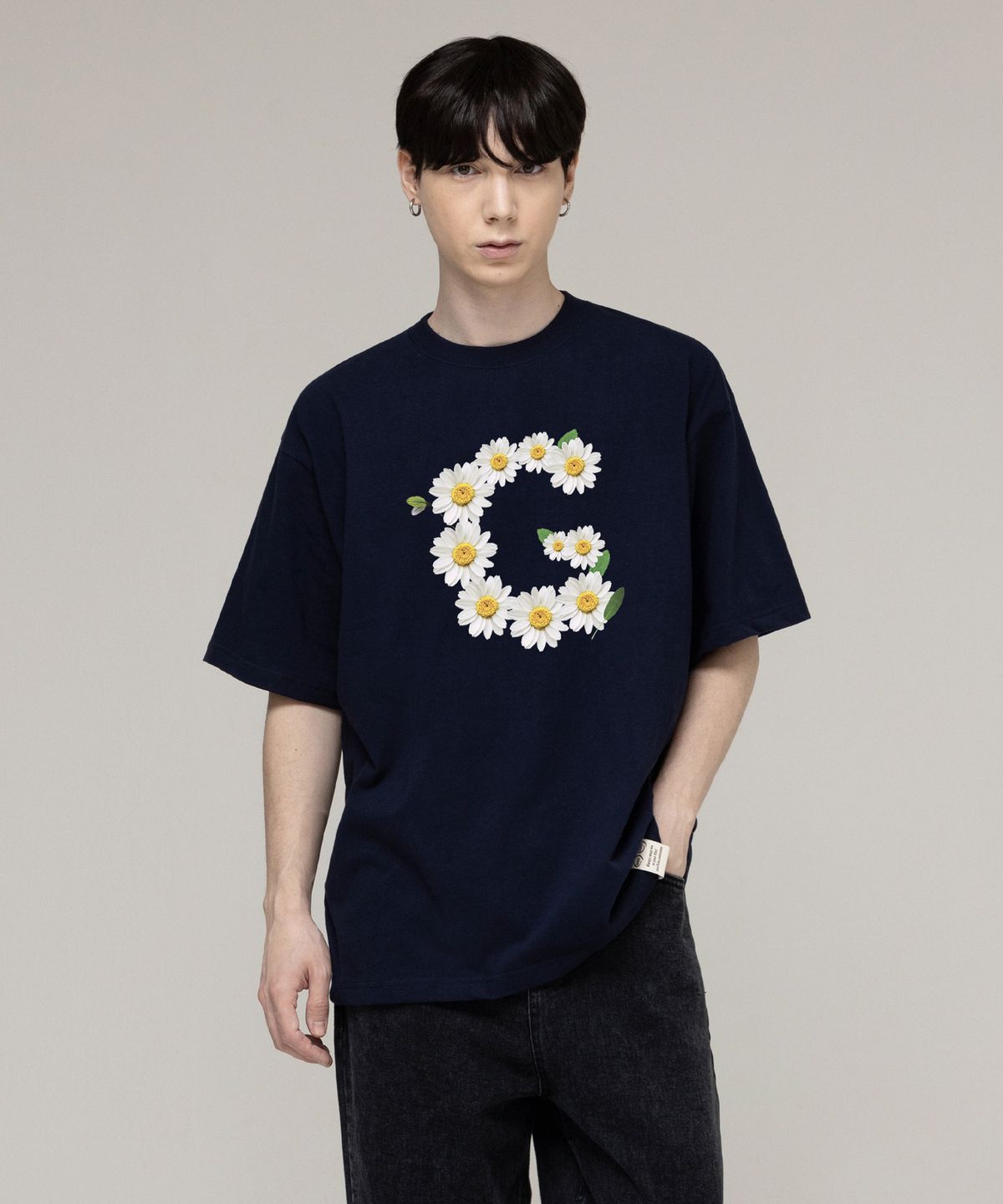 그레이버(GRAVER) [UNISEX]빅 G플라워 스마일 반팔티_네이비