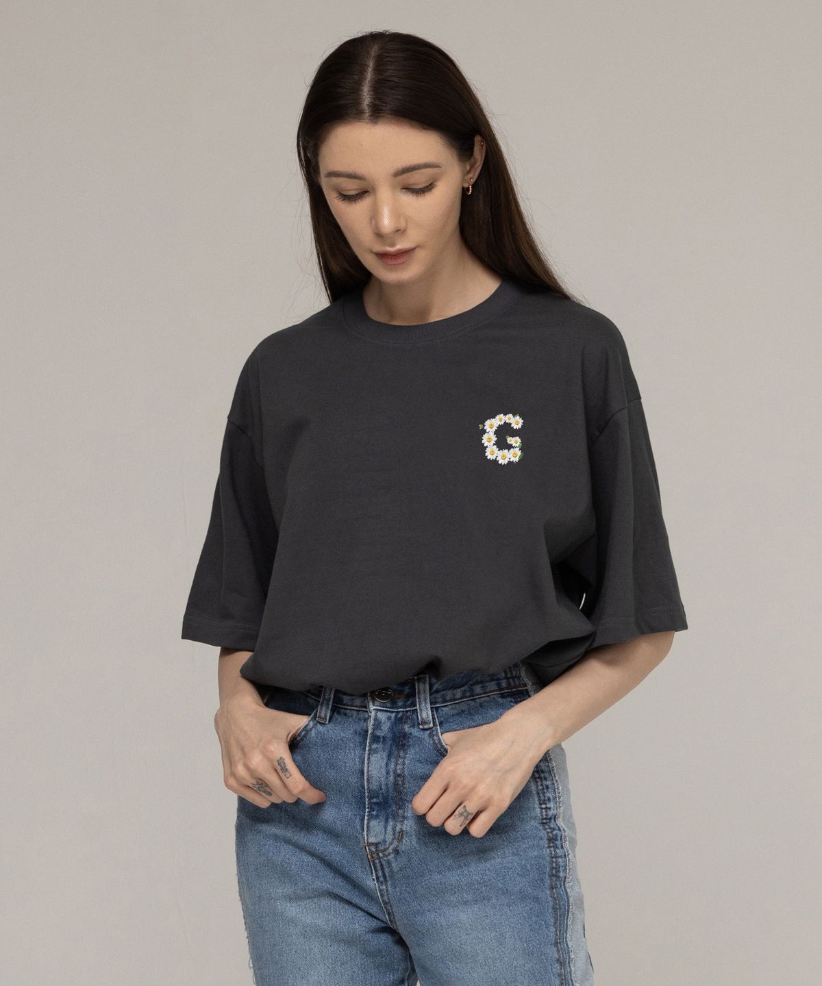 그레이버(GRAVER) [UNISEX]스몰 G플라워 스마일 반팔티_차콜