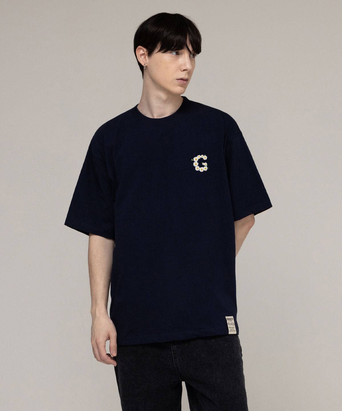 그레이버(GRAVER) [UNISEX]스몰 G플라워 스마일 반팔티_네이비