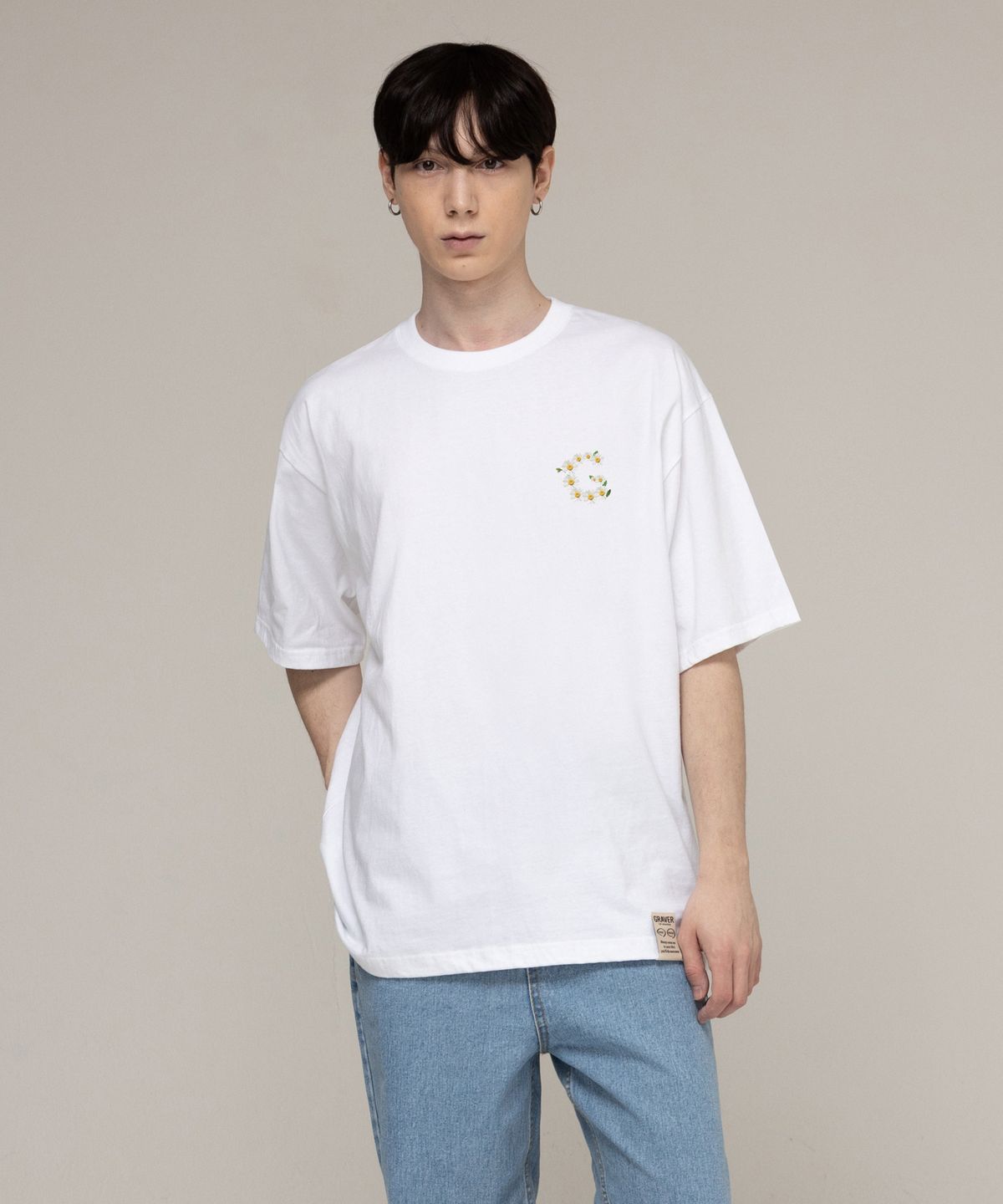 그레이버(GRAVER) [UNISEX]스몰 G플라워 스마일 반팔티_화이트