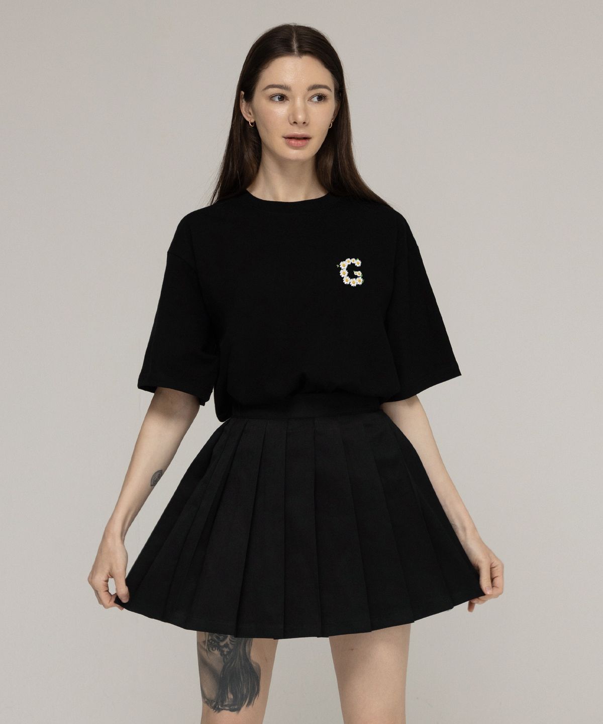 그레이버(GRAVER) [UNISEX]스몰 G플라워 스마일 반팔티_블랙