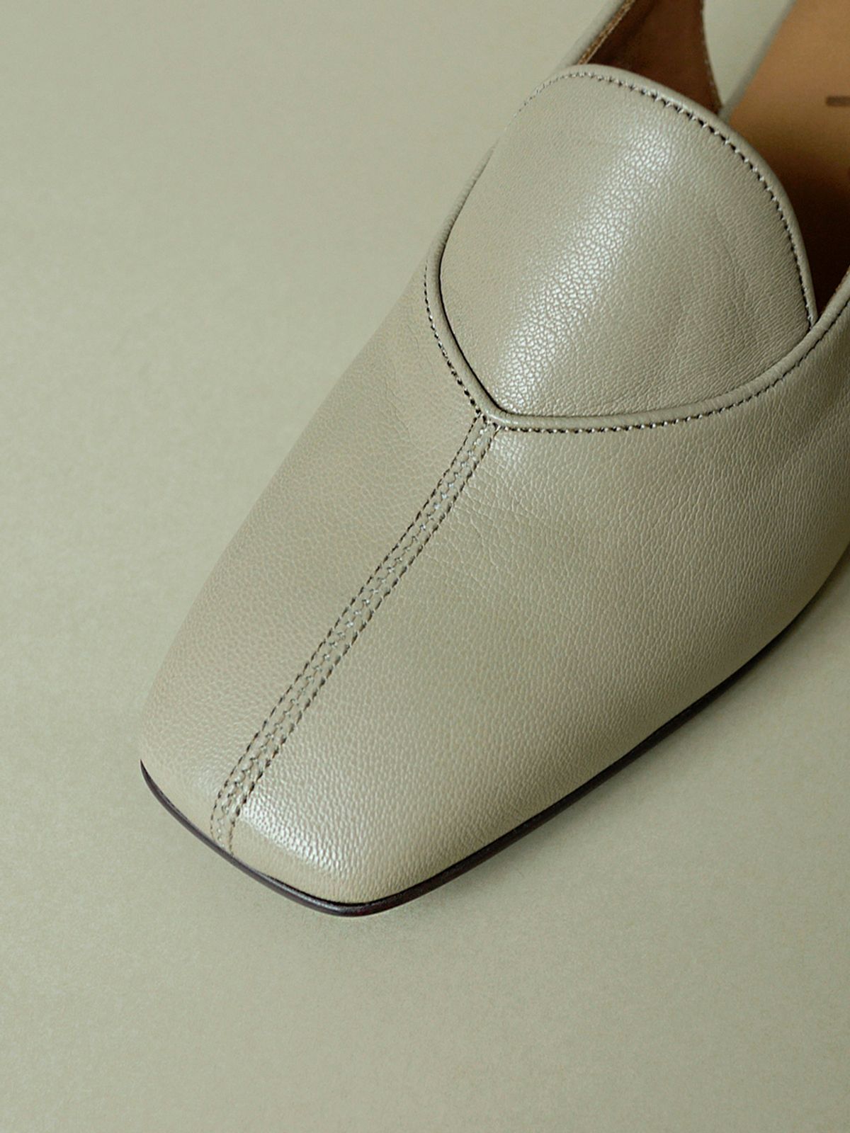 흰(HEENN) Block Heel Slingback Loafers . Olive