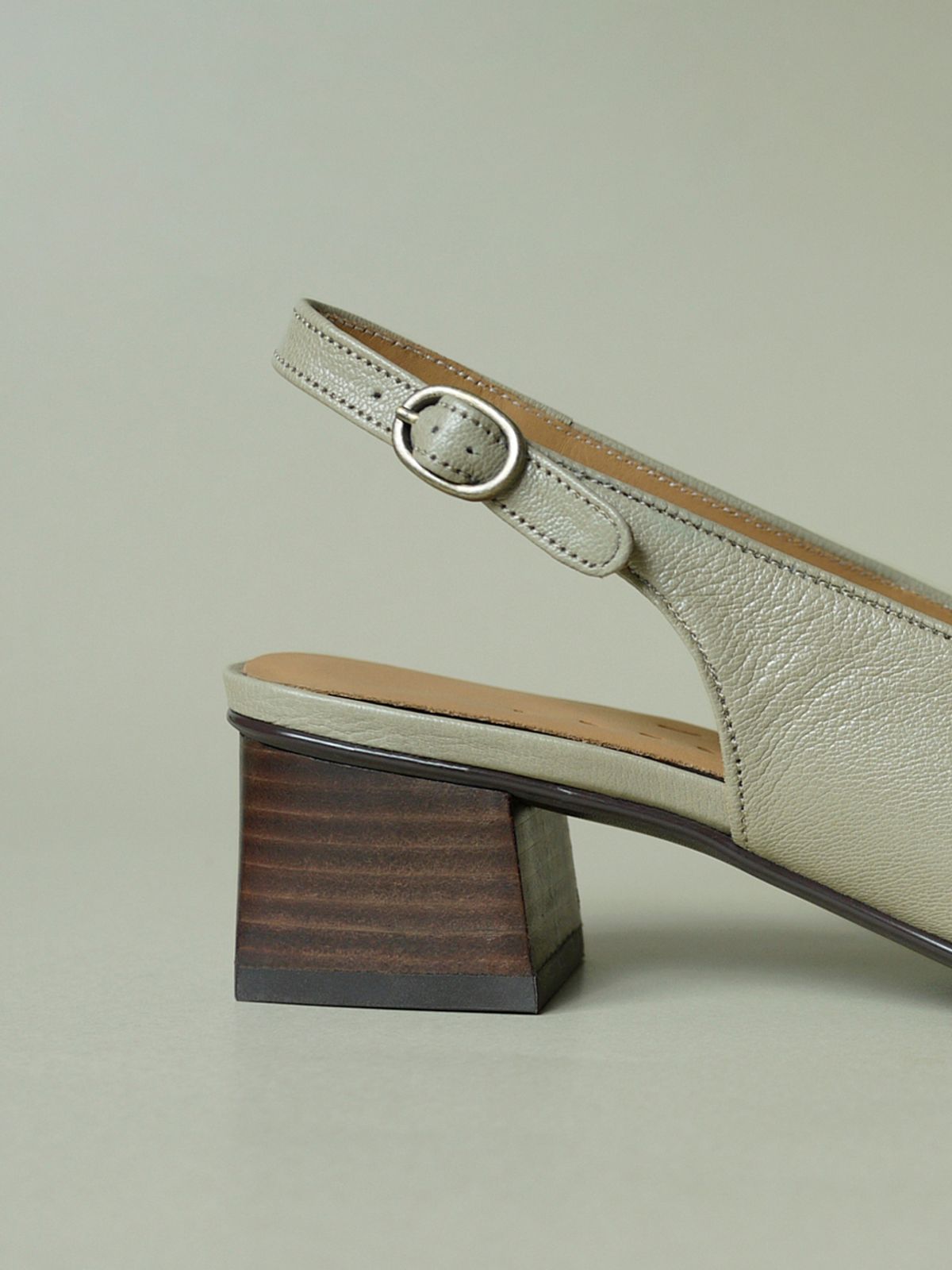 흰(HEENN) Block Heel Slingback Loafers . Olive
