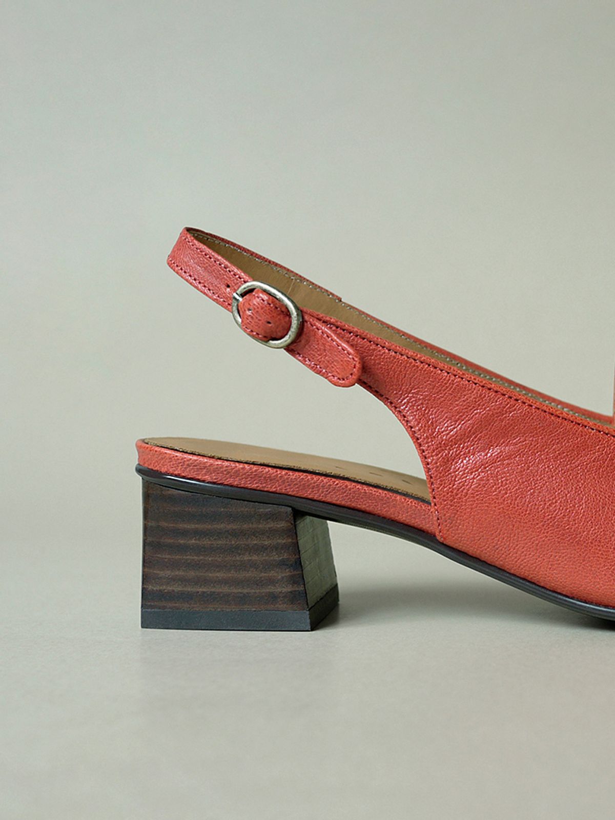 흰(HEENN) Block Heel Slingback Loafers . Scarlet