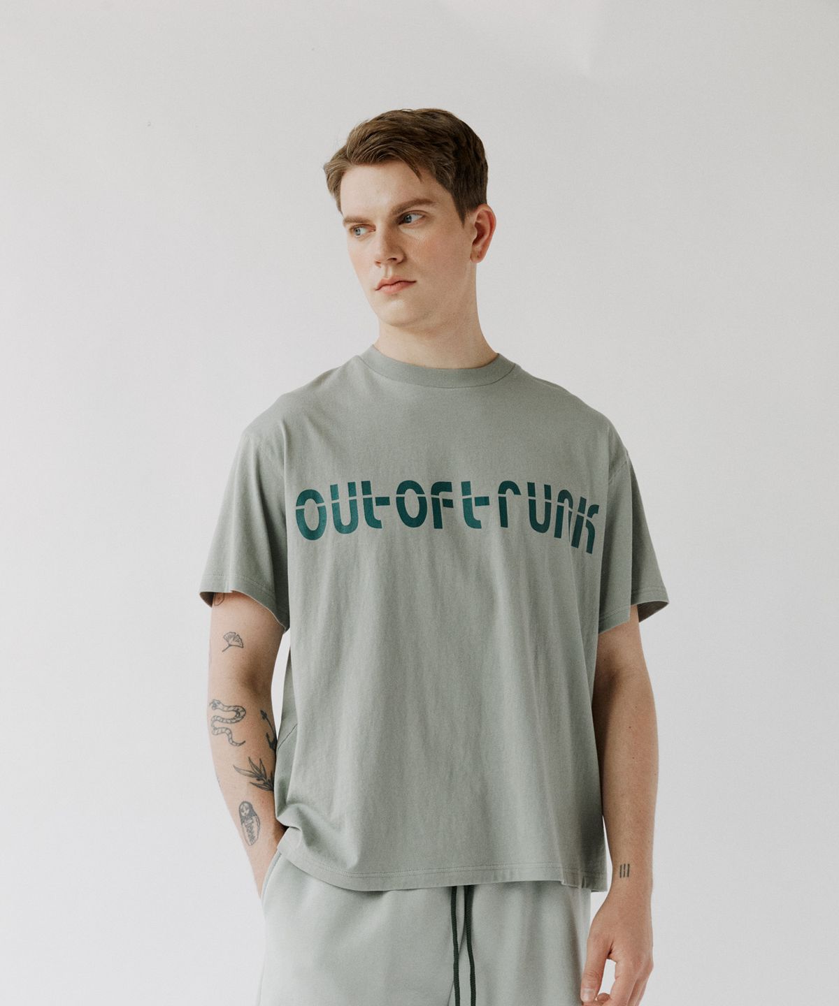 아웃 오브 트렁크(OUT OF TRUNK) Mutt Character Tee (Khaki)
