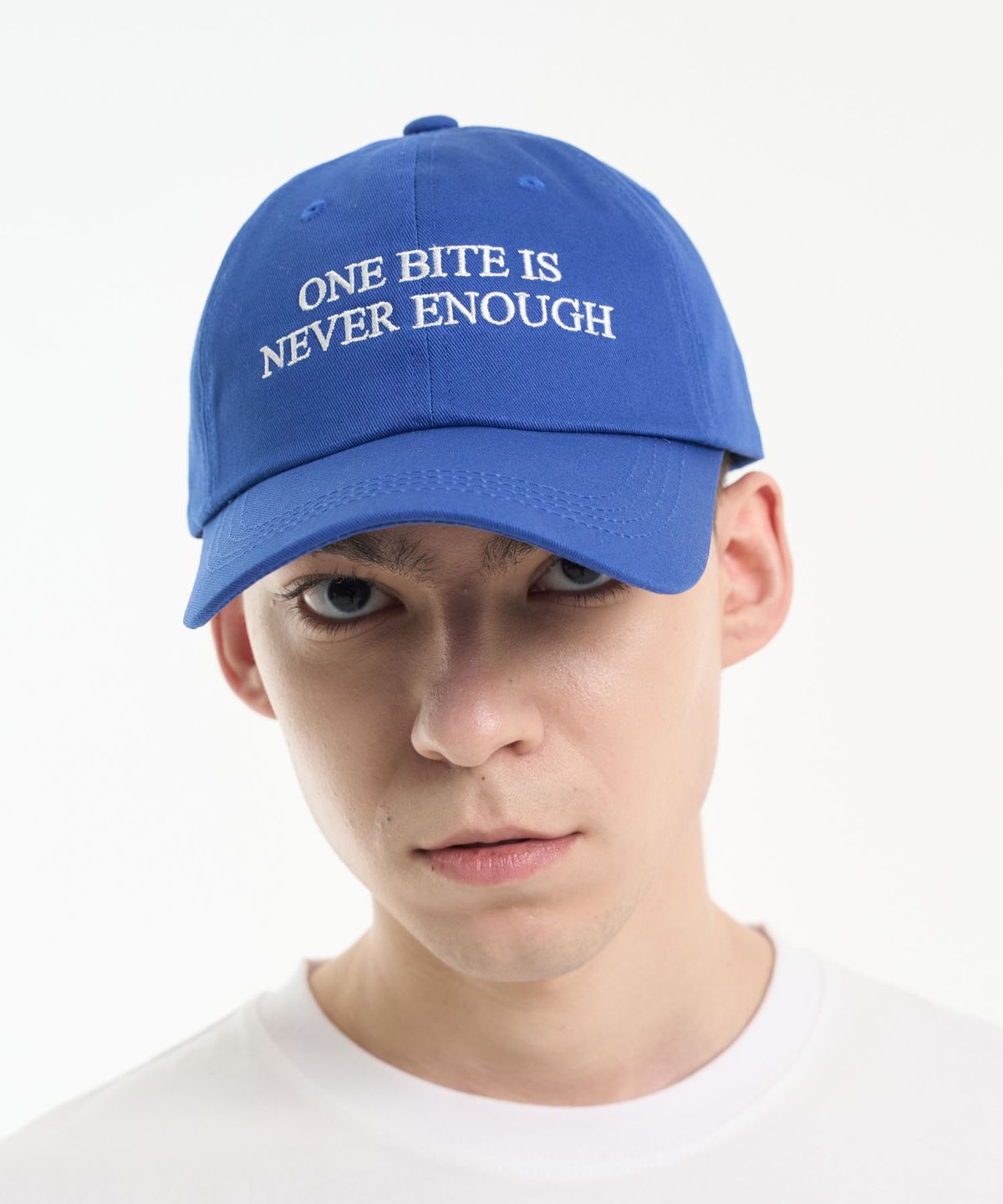 오바인(OBINE) ONE BITE IS NEVER ENOUGH 레터링 소프트 볼캡 블루