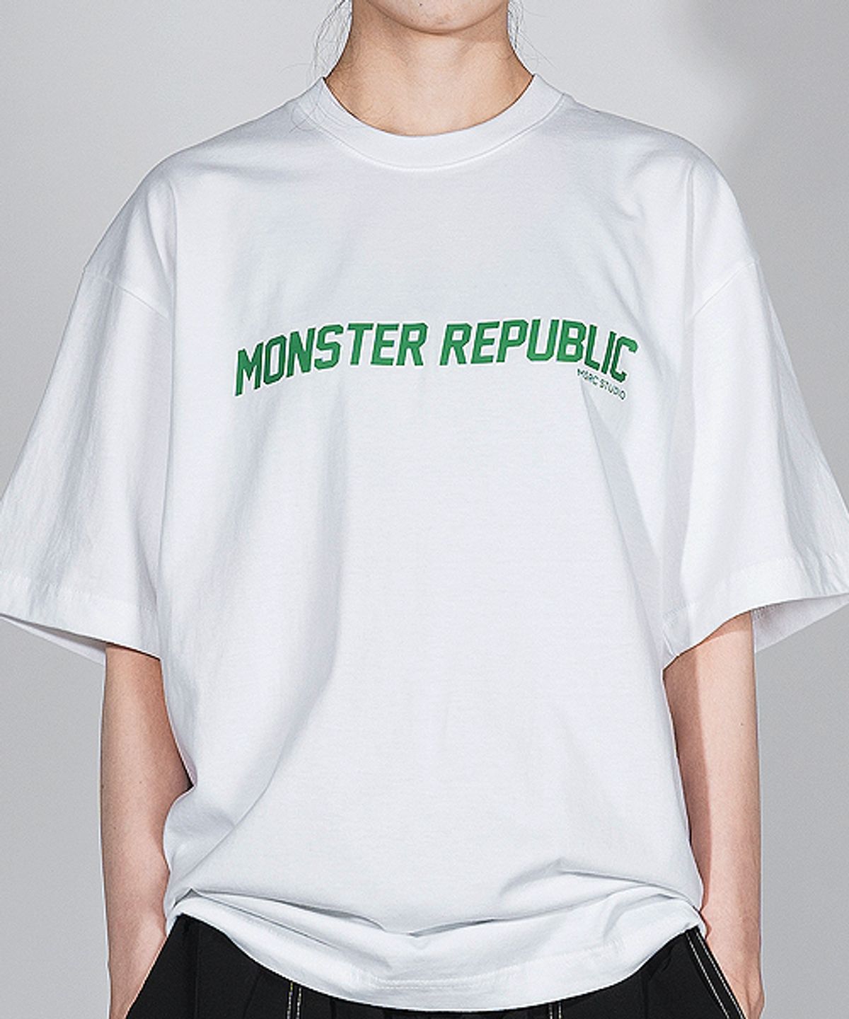 몬스터리퍼블릭(MONSTER REPUBLIC) 몬스터 베이직 로고 라이트그린 티셔츠 화이트