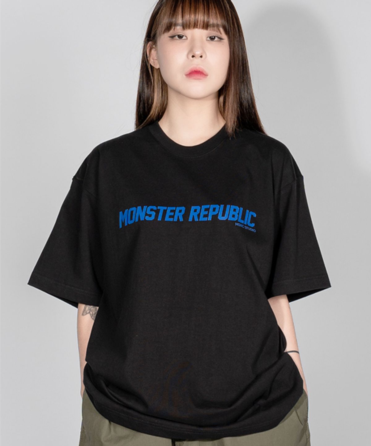 몬스터리퍼블릭(MONSTER REPUBLIC) 몬스터 베이직 로고 블루 티셔츠 블랙