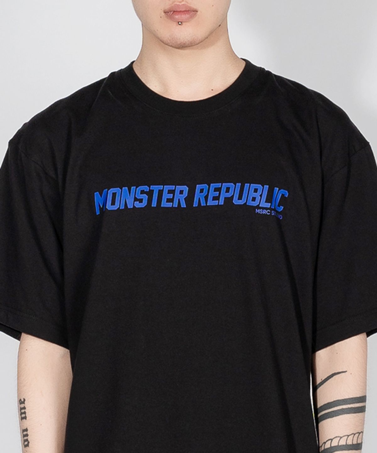 몬스터리퍼블릭(MONSTER REPUBLIC) 몬스터 베이직 로고 블루 티셔츠 블랙