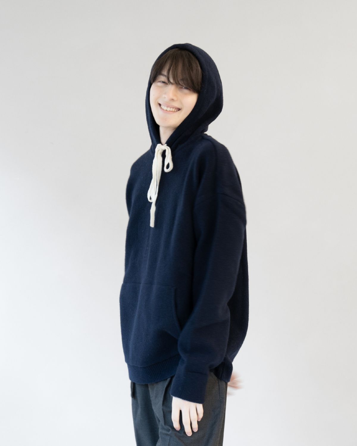 아스트레이(ASTLAY) Lambswool Hood Sweater (Navy/Cream)