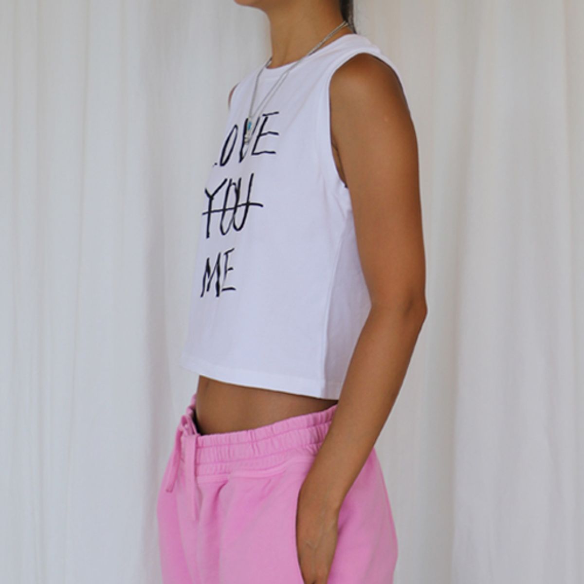 크루치(KRUCHI) LOVE ME CROP SLEEVELESS (WHITE)