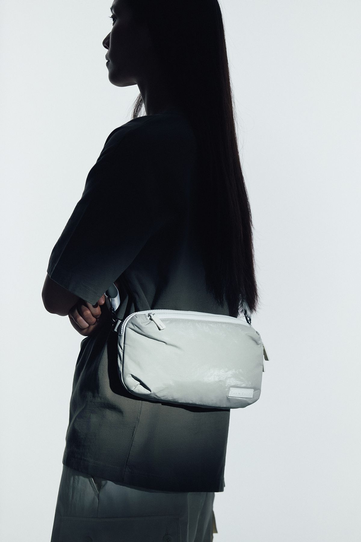 탭앤쉬프트(TAB N SHIFT) Mazy Sling Bag - Light beige