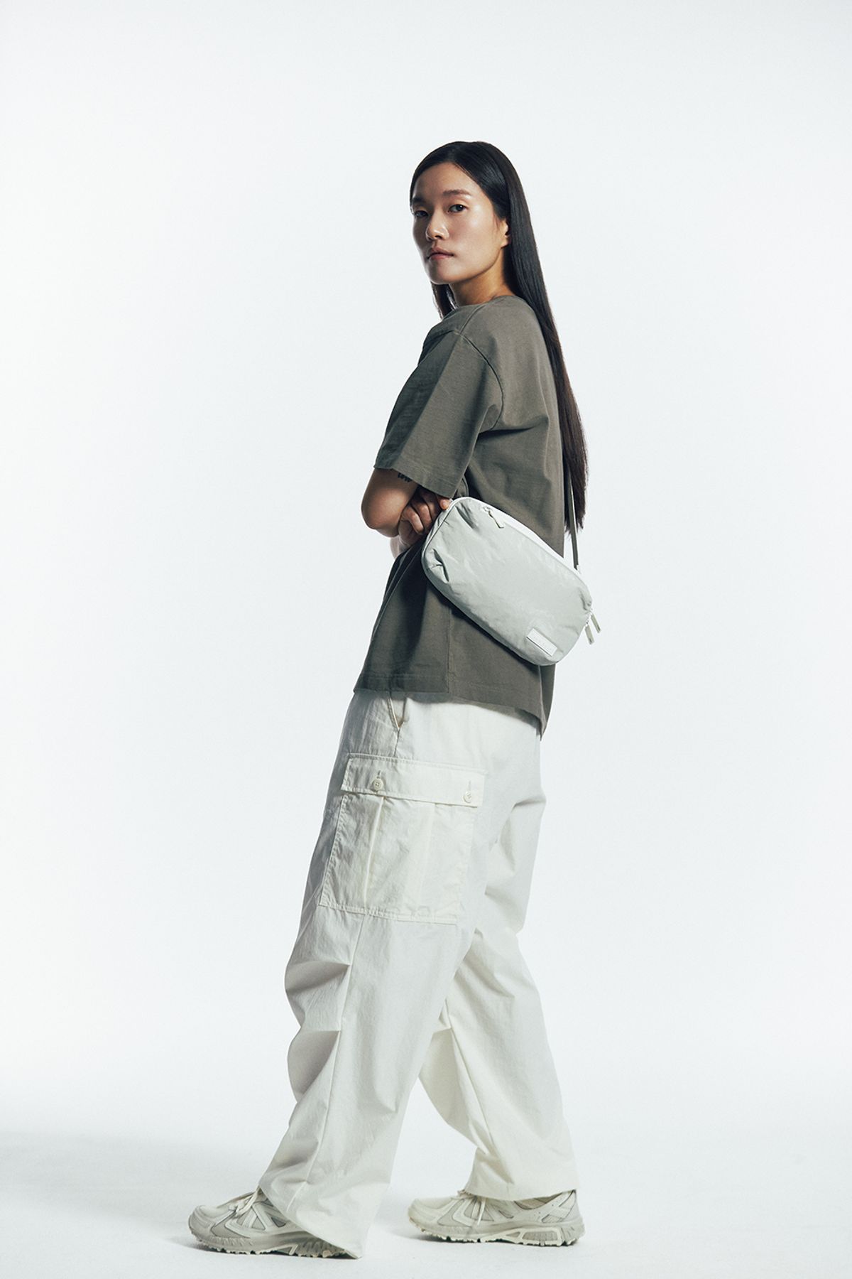 탭앤쉬프트(TAB N SHIFT) Mazy Sling Bag - Light beige