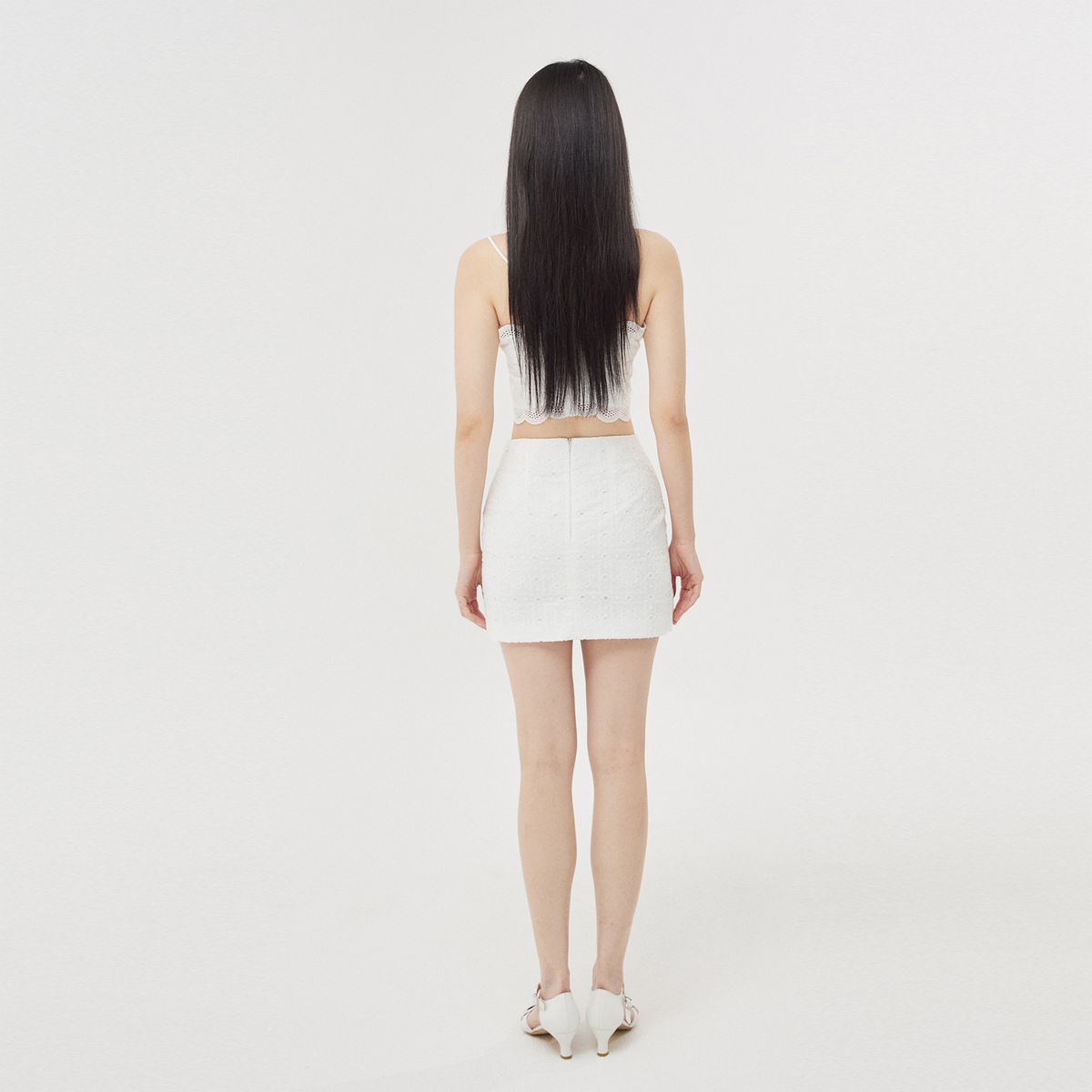 러뷰이(LOVUEE) 스캘럽 자수 캐미 탑 화이트
