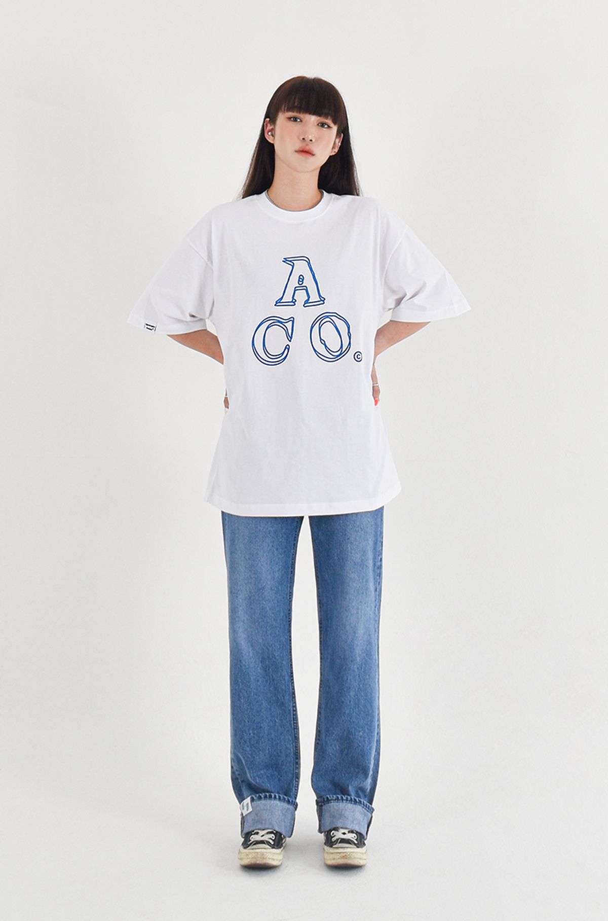 어퍼스트로피 콤마(APOSTROPHE COMMA) ACO 로고 반팔티셔츠 (화이트-블루)