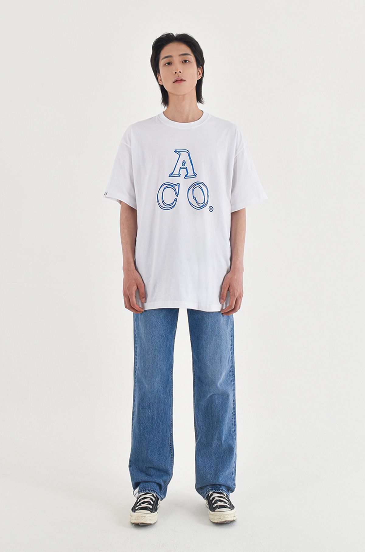 어퍼스트로피 콤마(APOSTROPHE COMMA) ACO 로고 반팔티셔츠 (화이트-블루)