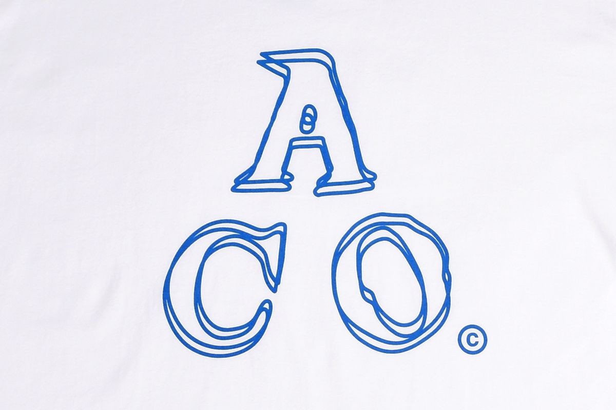 어퍼스트로피 콤마(APOSTROPHE COMMA) ACO 로고 반팔티셔츠 (화이트-블루)
