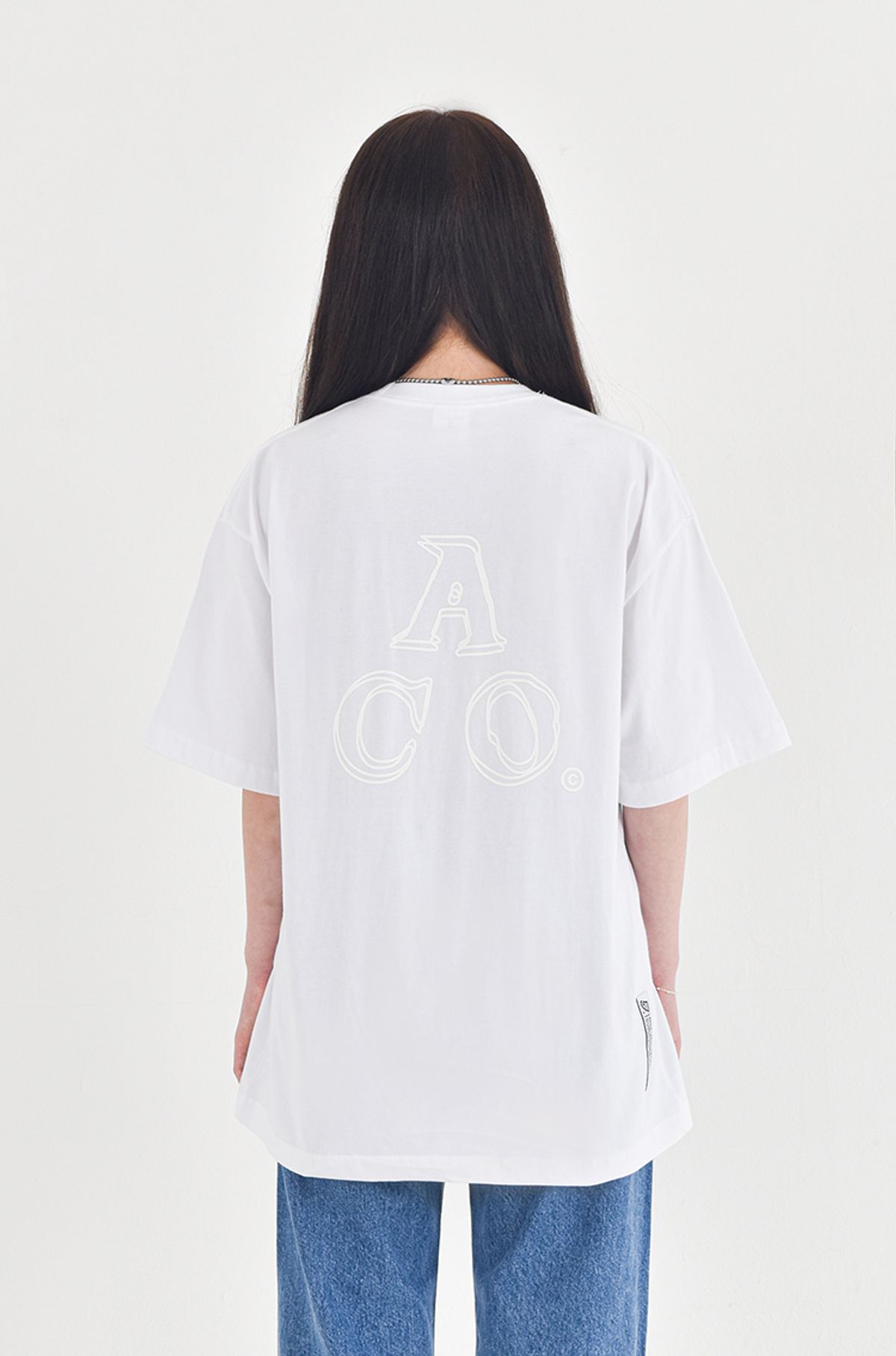 어퍼스트로피 콤마(APOSTROPHE COMMA) 리플렉티브 ACO 백로고 반팔티셔츠 (화이트)