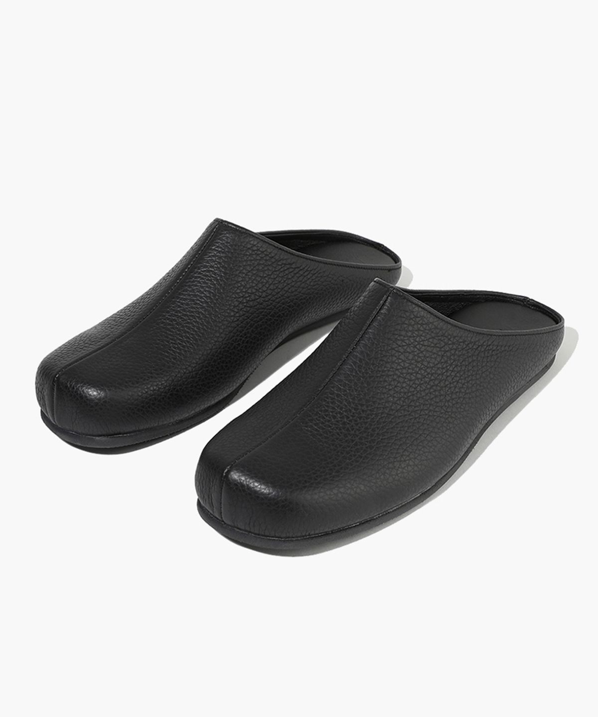 피렌체 아뜨리에(FIRENZE ATELIER) 중앙절개 볼륨토 오플소가죽 남여공용 블로퍼 뮬 7004 [BLACK]
