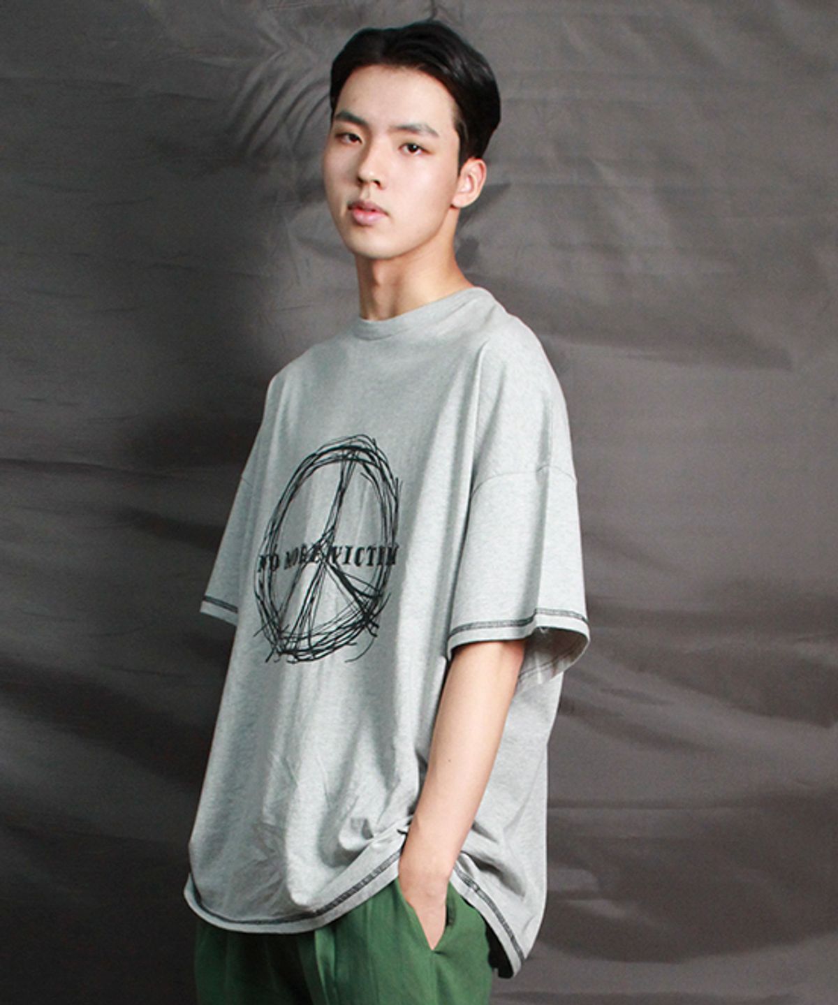 드마크(DEMARC) 써클 그래픽 오버핏 배색 반팔 티셔츠 그레이