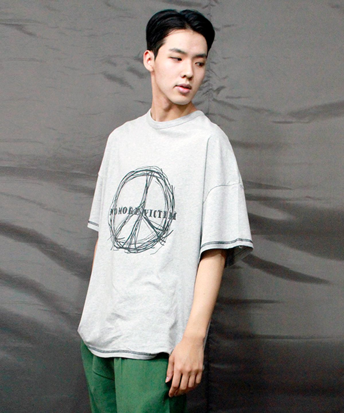드마크(DEMARC) 써클 그래픽 오버핏 배색 반팔 티셔츠 그레이