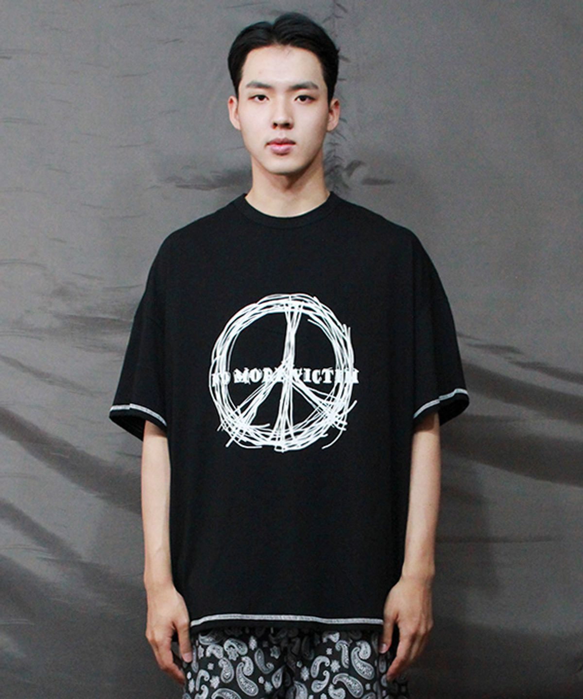 드마크(DEMARC) 써클 그래픽 오버핏 배색 반팔 티셔츠 블랙