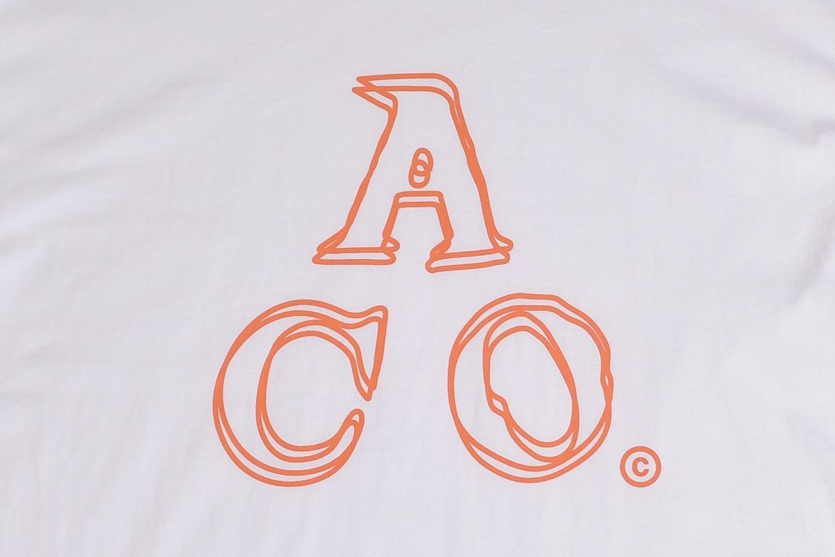 어퍼스트로피 콤마(APOSTROPHE COMMA) ACO 로고 긴팔티셔츠 (화이트-오렌지)