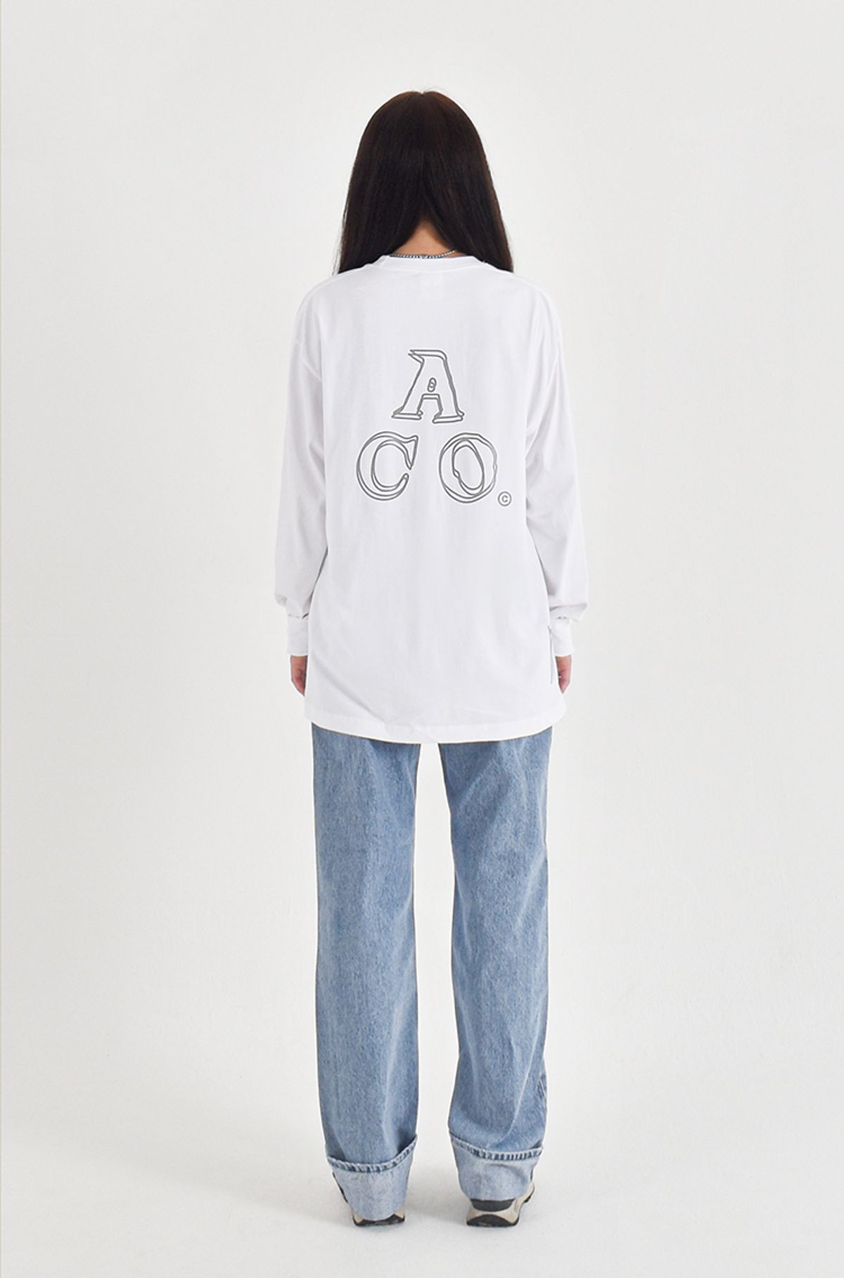 어퍼스트로피 콤마(APOSTROPHE COMMA) 리플렉티브 ACO 백로고 긴팔티셔츠 (화이트-실버)