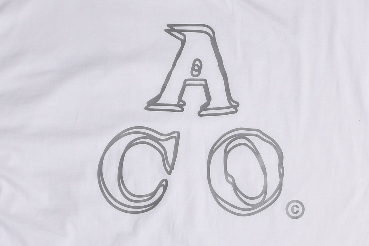 어퍼스트로피 콤마(APOSTROPHE COMMA) 리플렉티브 ACO 백로고 긴팔티셔츠 (화이트-실버)