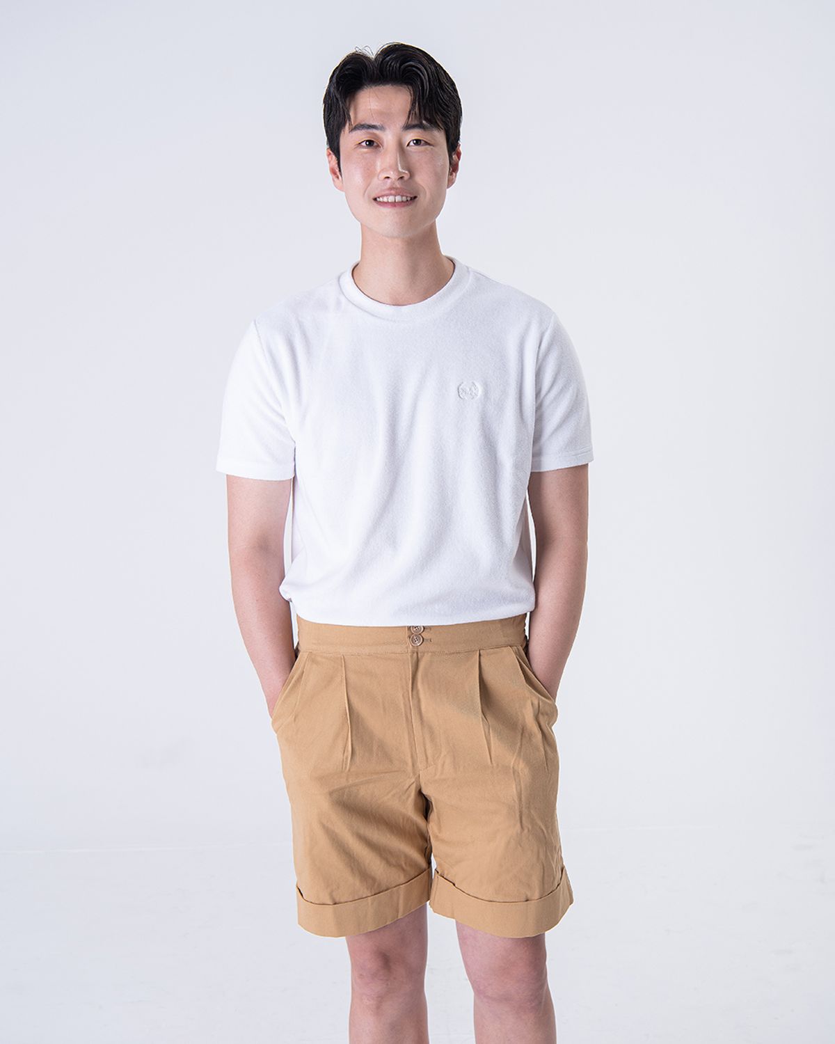 드베르망(DEVERRMAN) 테리 코튼 엠블렘 자수 티셔츠 (화이트)