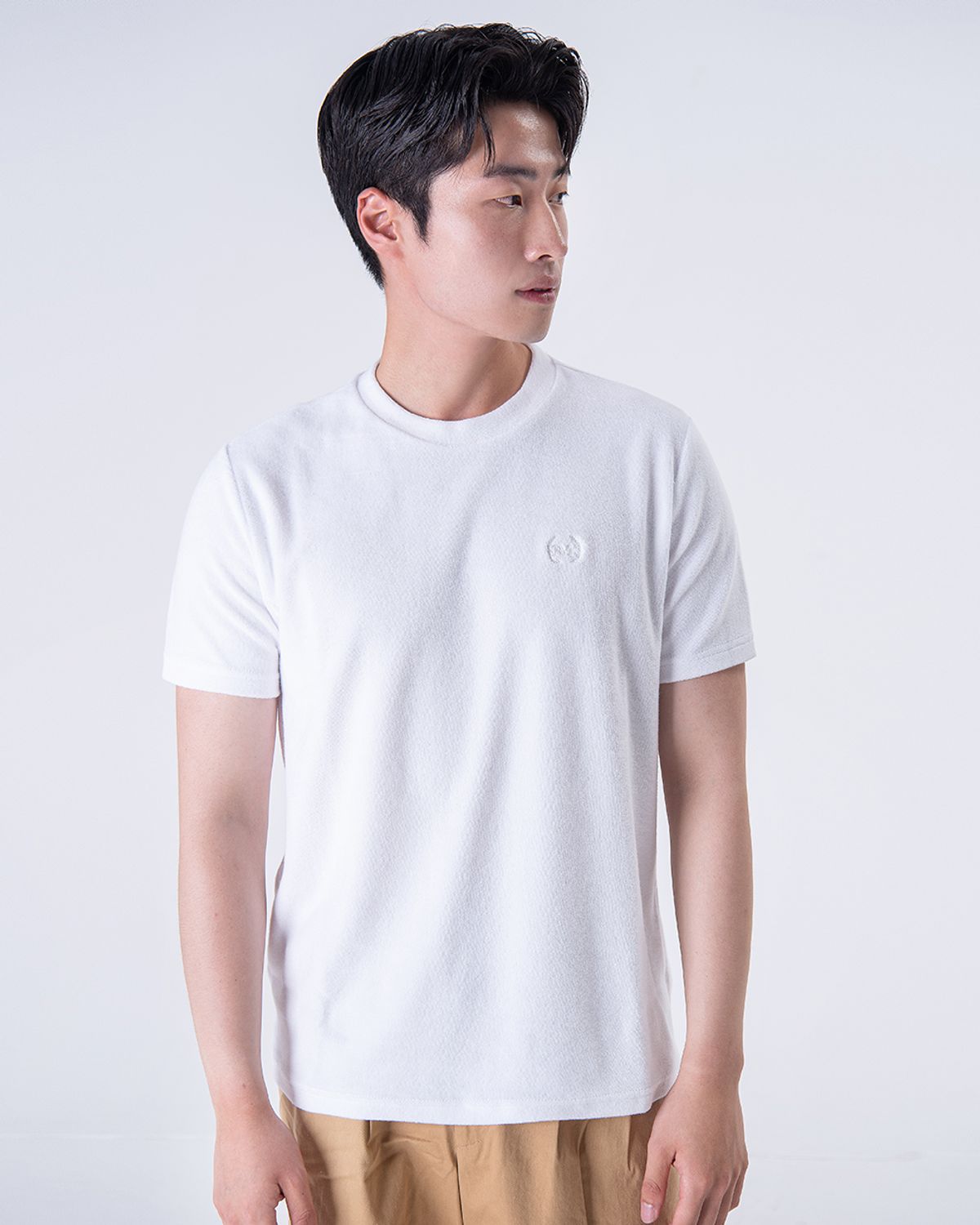 드베르망(DEVERRMAN) 테리 코튼 엠블렘 자수 티셔츠 (화이트)