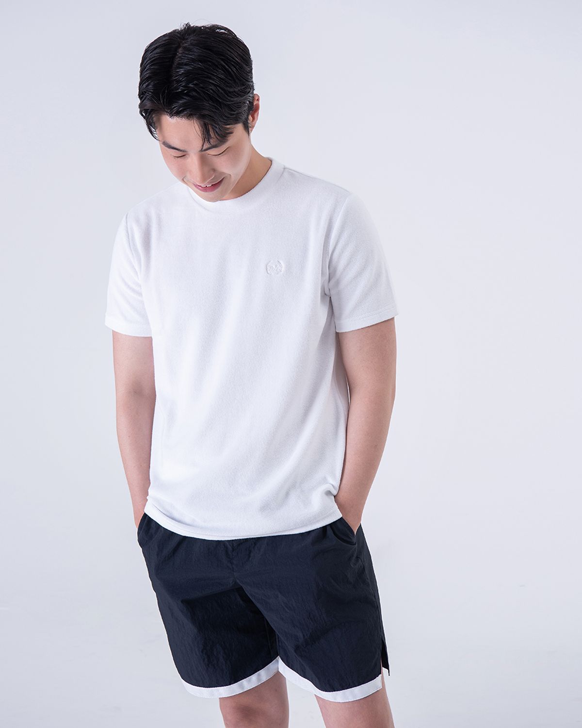 드베르망(DEVERRMAN) 테리 코튼 엠블렘 자수 티셔츠 (화이트)